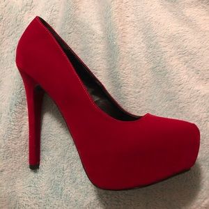 Qupid pumps! Never worn bright red velvet heels 👠